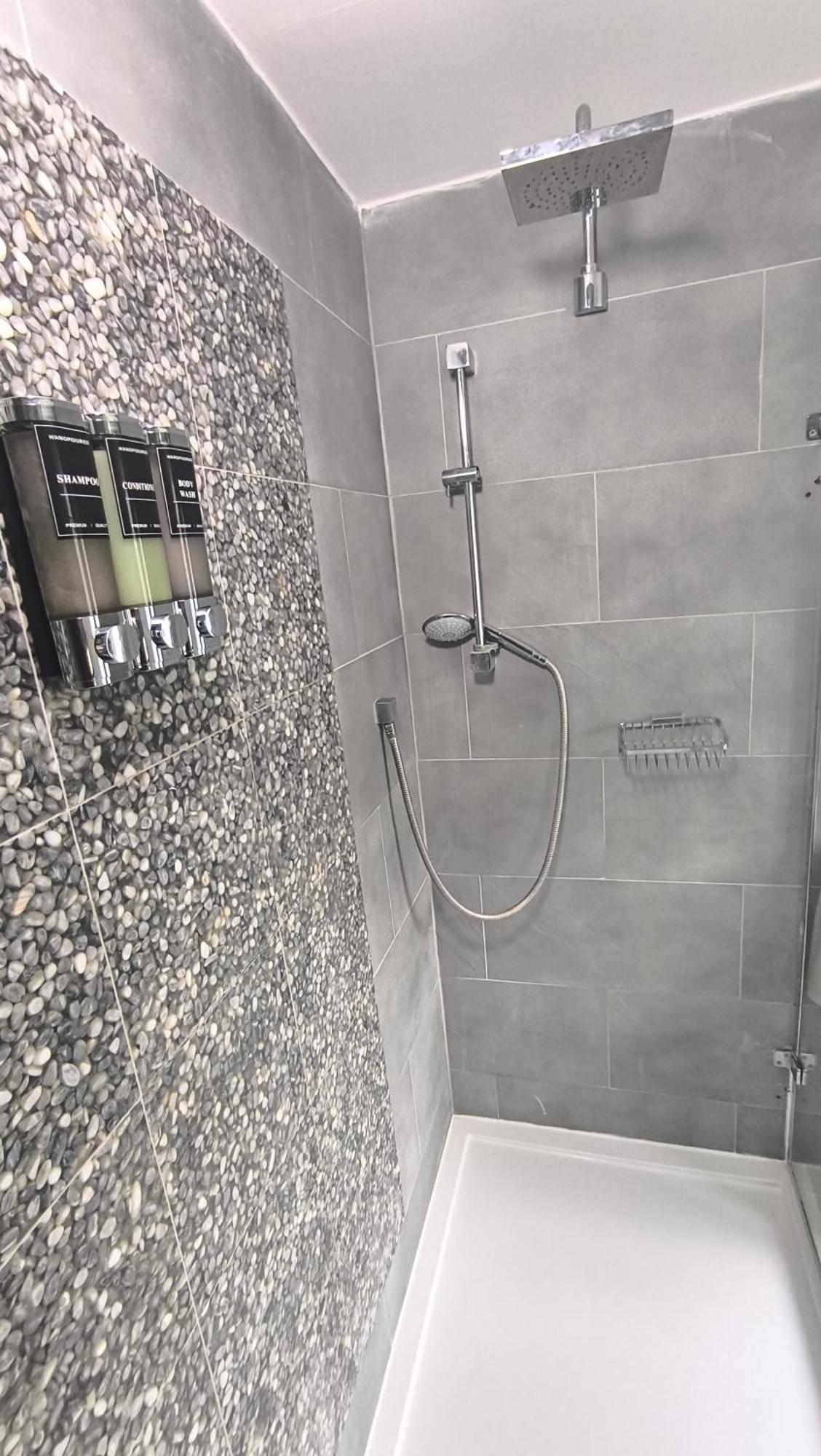 Appartement Fully Equipped Parkside 5min From Colliers Wood Station R4 Londen